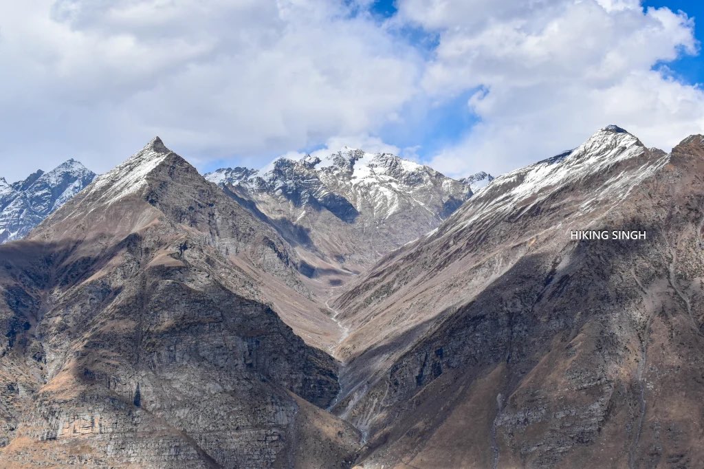 hikingsingh's tweet image. Pir Panjal range is prominently visible from Rohtang that extends into the Lahaul region. It boasts high-altitude peaks and passes. The range’s snowy summits and steep slopes create a dramatic backdrop against the sky ! 
Details: hikingsingh.wordpress.com/2024/06/09/bey…
@hptdc @GoHimachal_