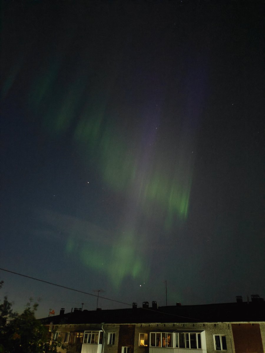 Love_TARDIS's tweet photo. В конце недели было такое сильное северное сияние, что было видно даже в Питере, а в Архангельске можно было наблюдать за ним прямо с балкона https://t.co/A7d32ce6DO