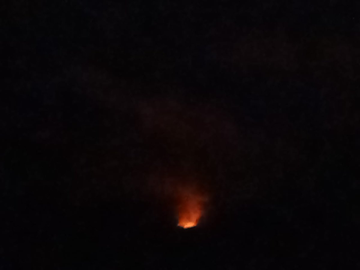 PwcRo's tweet photo. BREAKING!!

Maungdaw downtown Rohingya area — has been burning since 7:30 PM local time. It has been under the full control of the Arakan Army (AA) since this morning. No Myanmar military forces have been present in the downtown area since last night.
#saveRohingya
#StopGenocide https://t.co/cRGf6JhsQq