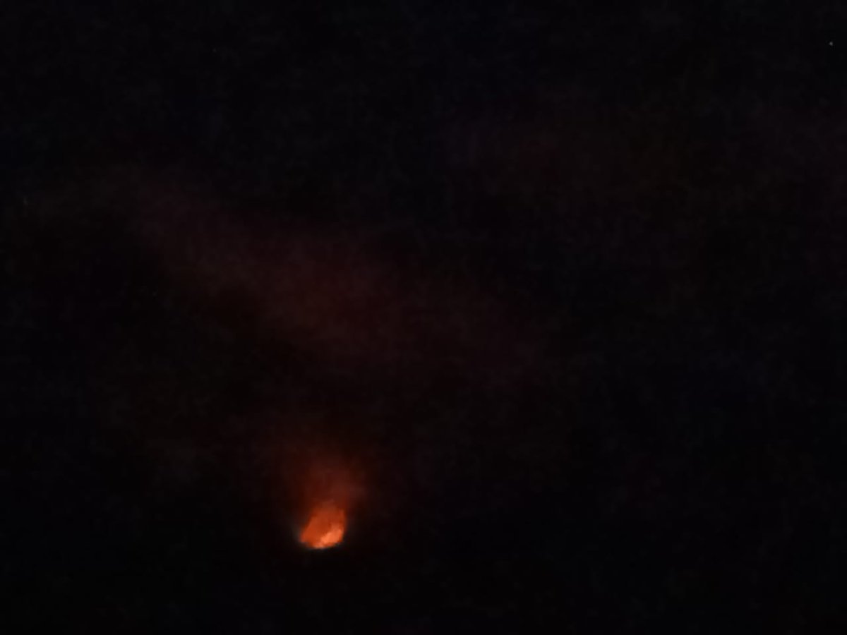 PwcRo's tweet photo. BREAKING!!

Maungdaw downtown Rohingya area — has been burning since 7:30 PM local time. It has been under the full control of the Arakan Army (AA) since this morning. No Myanmar military forces have been present in the downtown area since last night.
#saveRohingya
#StopGenocide https://t.co/cRGf6JhsQq
