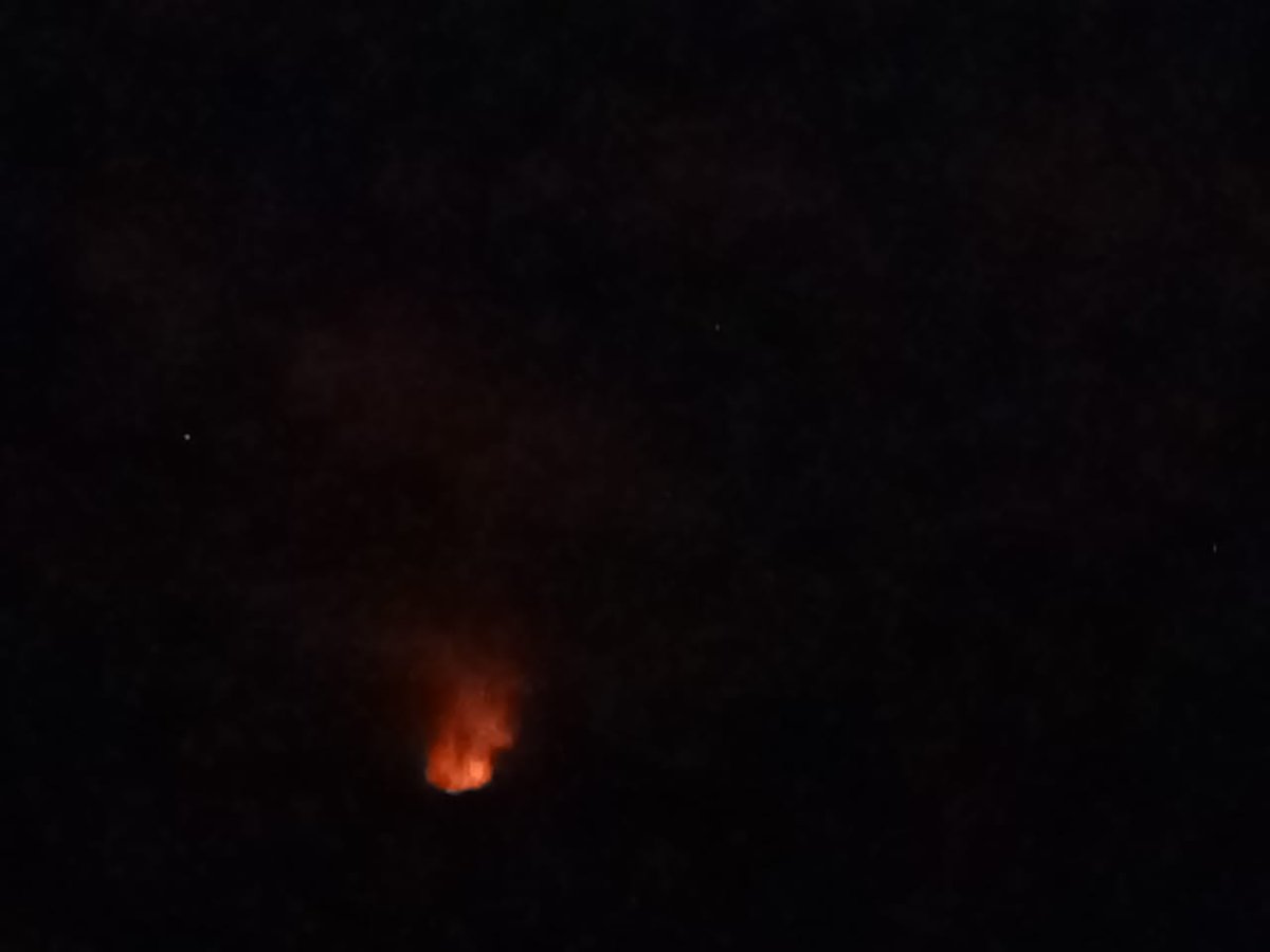 PwcRo's tweet photo. BREAKING!!

Maungdaw downtown Rohingya area — has been burning since 7:30 PM local time. It has been under the full control of the Arakan Army (AA) since this morning. No Myanmar military forces have been present in the downtown area since last night.
#saveRohingya
#StopGenocide https://t.co/cRGf6JhsQq