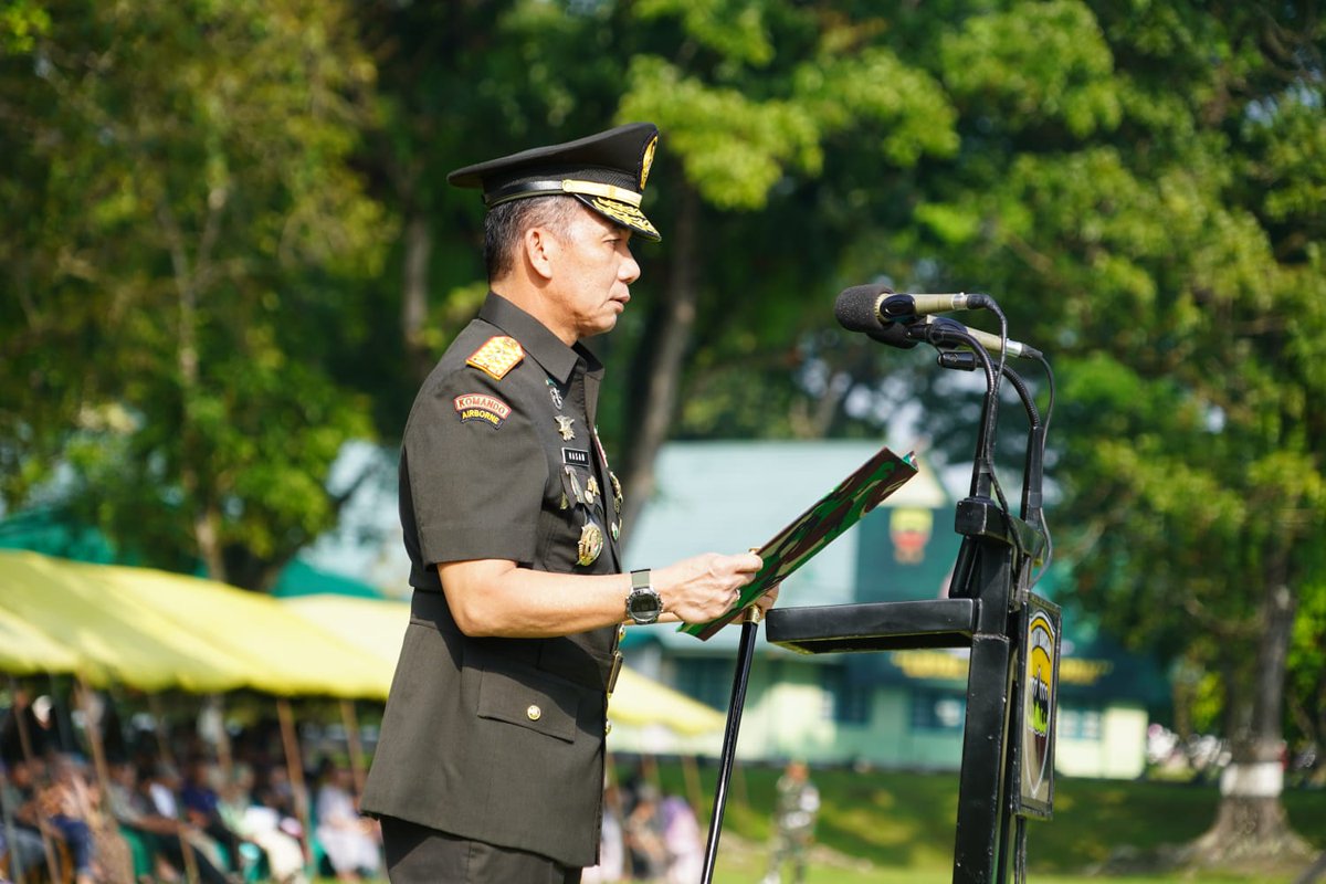 Kodam_1BB's tweet photo. Pangdam I/BB: Prajurit TNI AD adalah Teladan Bagi Masyarakat 

Pematangsiantar - Pangdam I/BB, Mayjen TNI Mochammad Hasan mengingatkan, bahwa Prajurit TNI AD adalah teladan bagi masyarakat, sehingga harus memiliki integritas, disiplin, dan berdedikasi tinggi. https://t.co/YSj3JQ8QxC