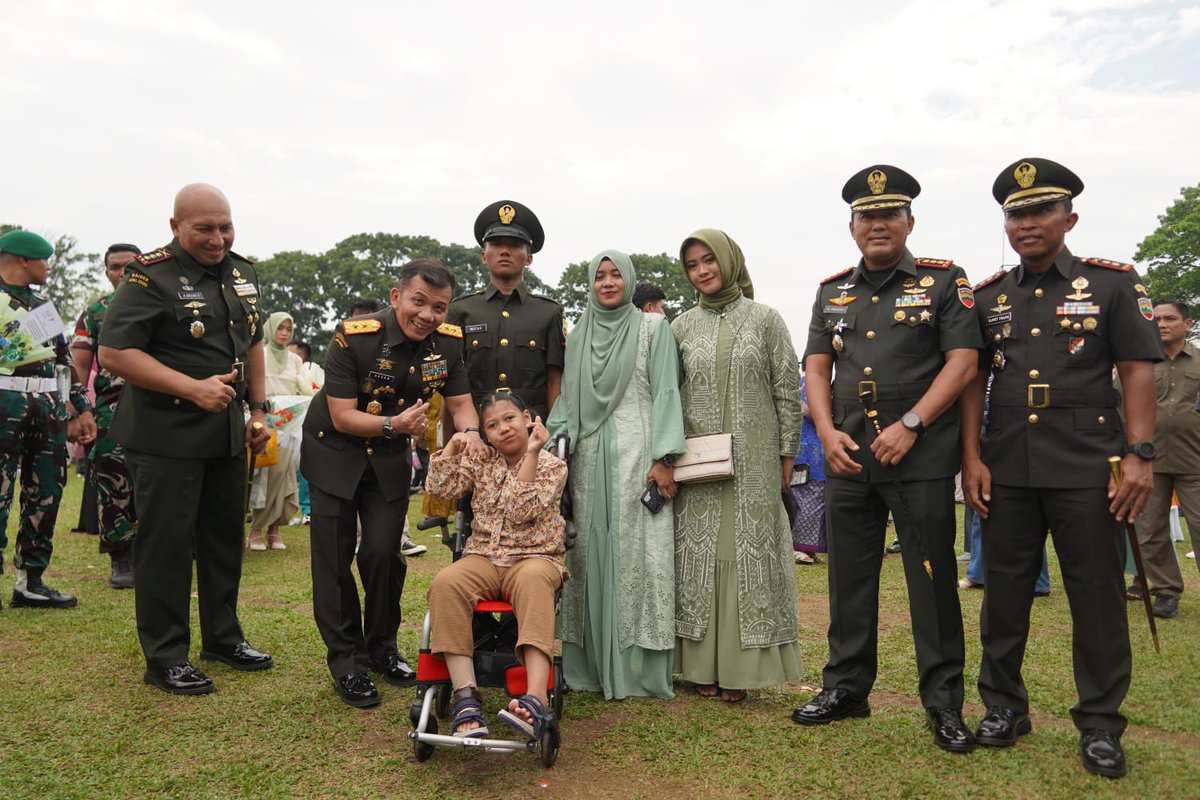 Kodam_1BB's tweet photo. Pangdam I/BB: Prajurit TNI AD adalah Teladan Bagi Masyarakat 

Pematangsiantar - Pangdam I/BB, Mayjen TNI Mochammad Hasan mengingatkan, bahwa Prajurit TNI AD adalah teladan bagi masyarakat, sehingga harus memiliki integritas, disiplin, dan berdedikasi tinggi. https://t.co/YSj3JQ8QxC