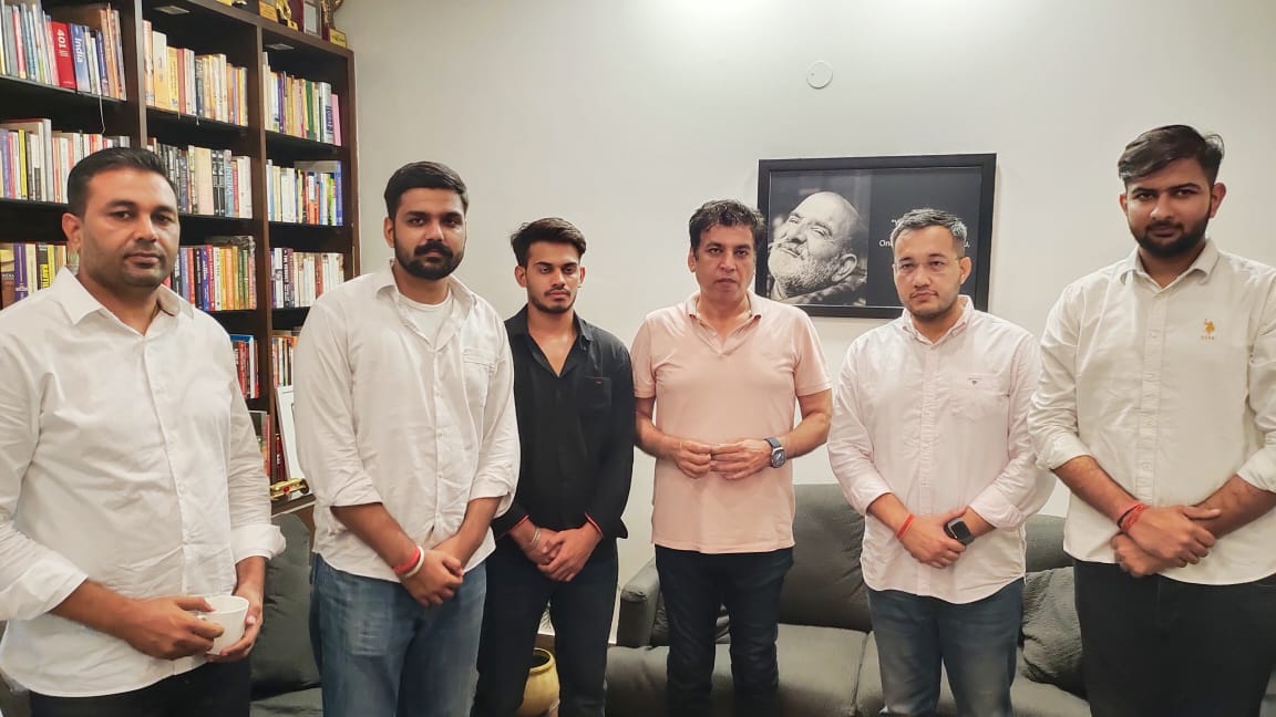 आज <a href="/NSUIDelhi/">NSUI Delhi</a> के नवनियुक्त प्रदेश अध्यक्ष <a href="/AshishLambaNSUI/">Ashish Lamba</a> ने आवास पर आकर मुलाक़ात की।

मुझे विश्वास है कि आपका ऊर्जावान नेतृत्व  <a href="/INCIndia/">Congress</a> की नीतियों और सिद्धांतों को दिल्ली के युवा साथियों तक पहुँचाएगा, और उनके हक़ की आवाज़ को बुलंद करेगा।

आपको मेरी तरफ़ से नव-दायित्व की बधाई