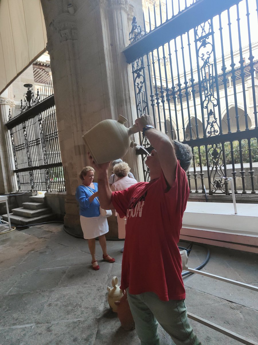 Patrimon_Toledo's tweet photo. Hoy no podía faltar la tradición del " Agua de la Virgen" y los tradicionales #botijos. Yo, ya he cumplido... https://t.co/SIARJoogje