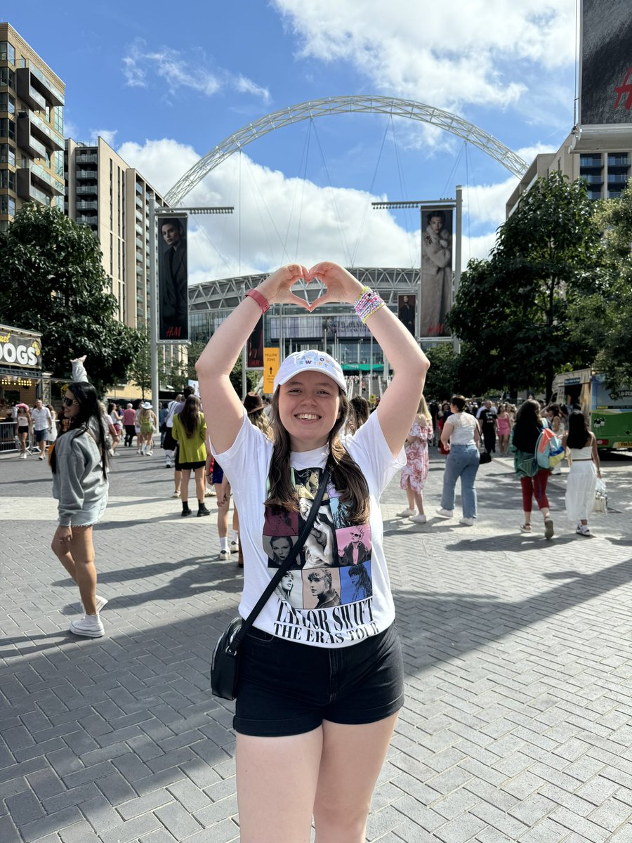 ShannonSwiftie's tweet photo. SO HAPPY TO BE HERE!!! CANT WAIT FOR THE SHOW TONIGHT! (also Taylor pls sing getaway car)✨🫶🏻 #LondonTSTheErasTour @taylornation13 @taylorswift13 https://t.co/zfShjUJsNR