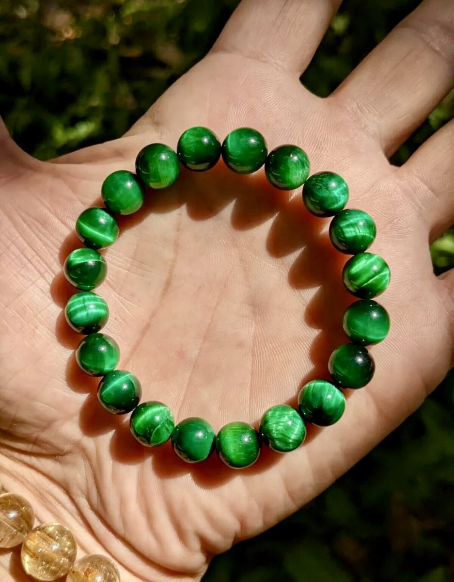 MoonChild_W333's tweet photo. #CrystalShowAndTell today is
#GreenTigersEye it's extremely rare to find it in nature it's usually dyed this is the real deal my friends with a gemologist certification tip if u have one scratch it if it leaves a stain it's fake @Cosmic_Mystery@ @aaronmread
@SnowInTheAir @MrH1987 https://t.co/DhHhJDdxMh