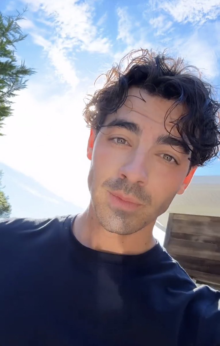 Lonelywarrior3's tweet photo. Por motivo de su cumpleaños podemos apreciar la face card de Joe Jonas. https://t.co/yvryZKkxn1