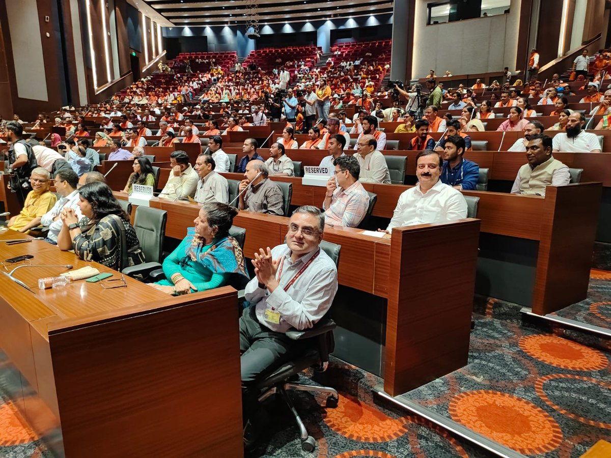 PPAIndia's tweet photo. मोबाइल आधारित इस प्रणाली द्वारा किसान अपने खेत में कीट व्याधि इत्यादि की पहचान एवं उपचार संबंधित जानकारियां अविलंब प्राप्त कर सकेंगे। इस अवसर पर  कृषि एवं किसान कल्याण राज्य मंत्री श्रीमान रामनाथ ठाकुर एवं भागीरथ चौधरी भी मौजूद थे। https://t.co/M4iD57o2M2