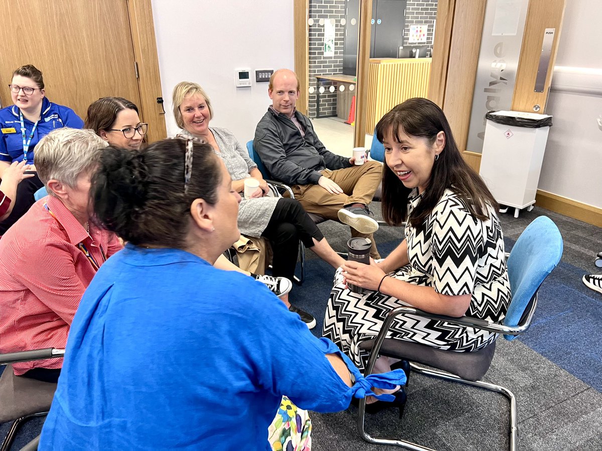 setrust's tweet photo. Our Chief Executive, @roisincoulter had a great time connecting with staff at Ards Hospital 🏥

Teams from finance, risk &amp; governance, volunteering, nursing and more, gathered to share a cuppa, exchange ideas and catch up! ☕

#ChatWithTheChief #TeamSET #MakingADifference #HSC https://t.co/fTjN5l8Je8