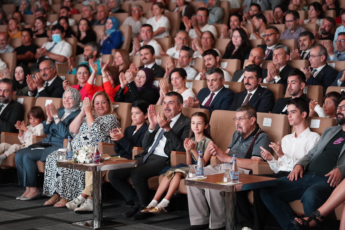 tcmeb's tweet photo. Velivizyon Platformu’nda İzleyiciyle Buluşacak “Ailem” Dizi Filmi, Bakan @Yusuf__Tekin ve Sanatçıların Katıldığı Törenle Kamuoyuna Tanıtıldı

Törende yaptığı konuşmada Bakan Tekin, "Türkiye'de eğitim öğretim sürecinde ailenin rolü"nü çalışmalarının merkezine aldıklarını belirterek “Ailelerimizi sürecin içinde bir paydaş olarak konumlandıracak etkinlikler yapacağız.” dedi. 

👉🏻 https://t.co/ak890r4T3f