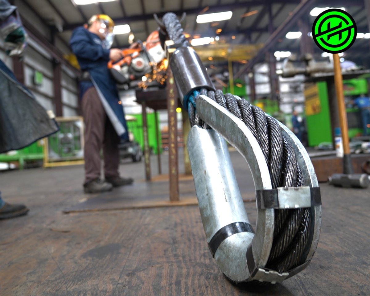 hollowayhouston's tweet image. A behind-the-scenes look at the critical work our riggers do every day. Their expertise keeps projects moving safely and efficiently. #hhilifting #wirerope #heavylifting