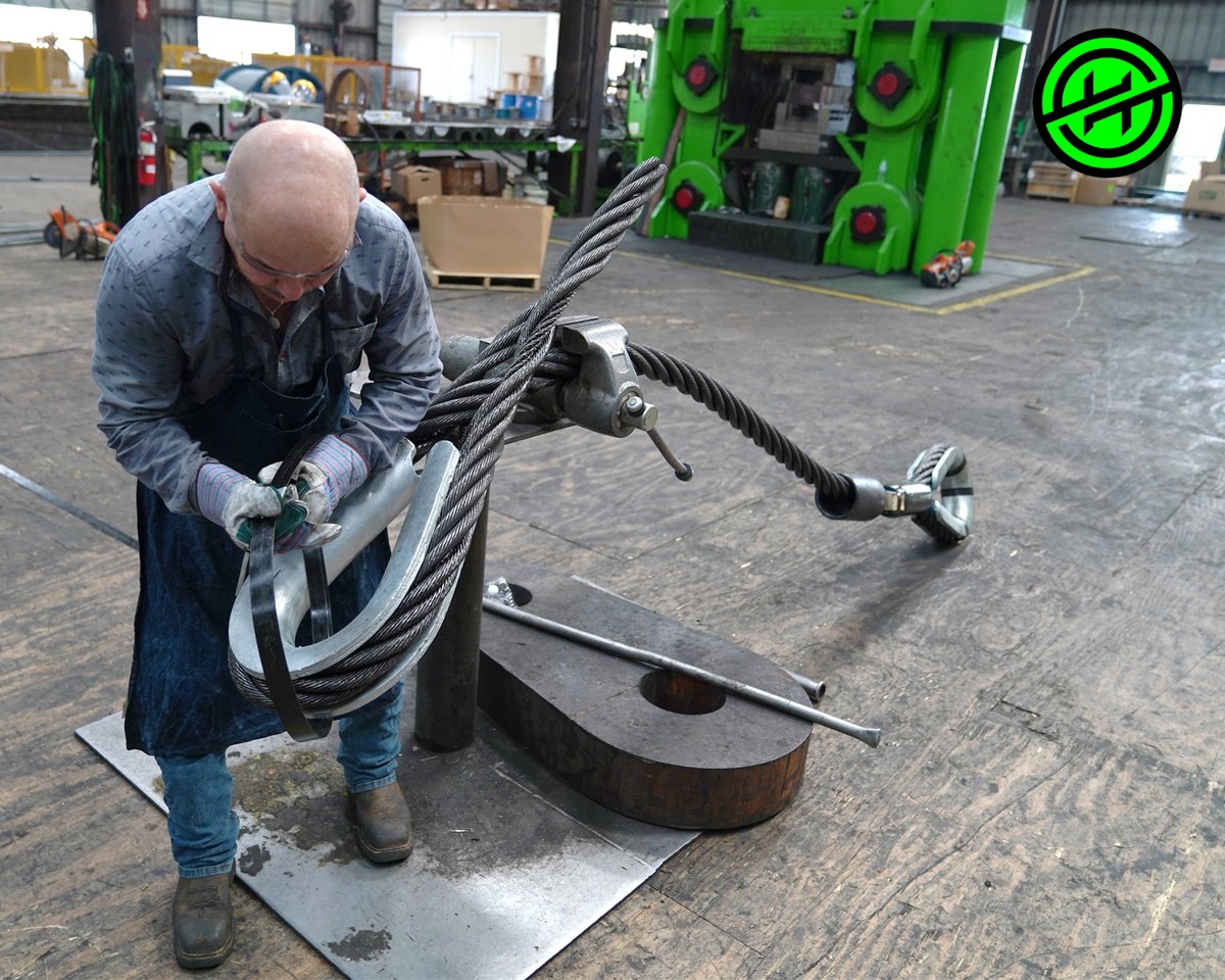 hollowayhouston's tweet image. A behind-the-scenes look at the critical work our riggers do every day. Their expertise keeps projects moving safely and efficiently. #hhilifting #wirerope #heavylifting