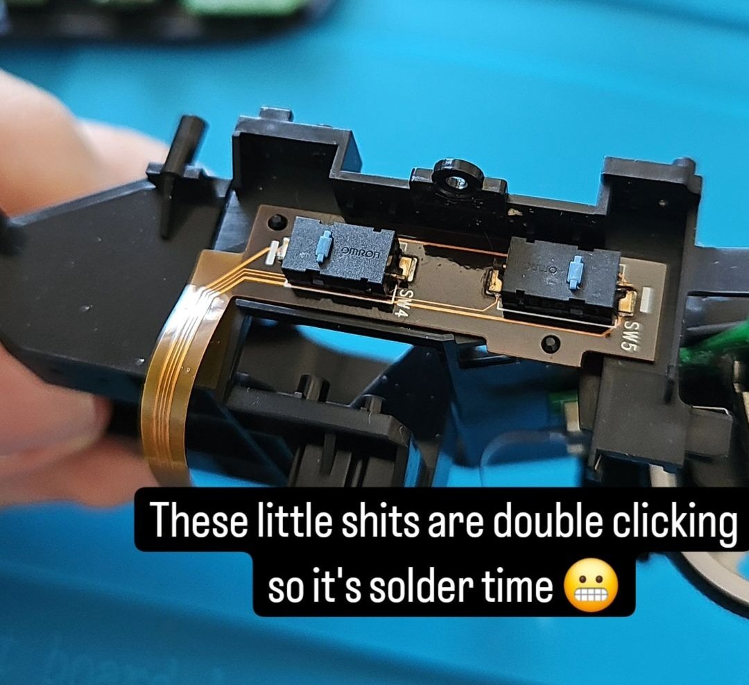 JJLiebig's tweet photo. Open heart surgery on the 🐭

Double clicking side buttons because omron can't make switches and Logitech doesn't buy kailh https://t.co/dLV0aVWy2K