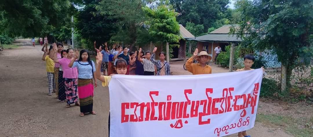 Kaungkhant004's tweet photo. In Yinmabin Township, "Raising Victory Flag, Daung Thway Ni Strike Column" protested and revolted against the military dictatorship.
#2024Aug15Coup
#LegalizationOfNUG
#WhatsHappeningInMyanmar https://t.co/rOoCNvm1bj