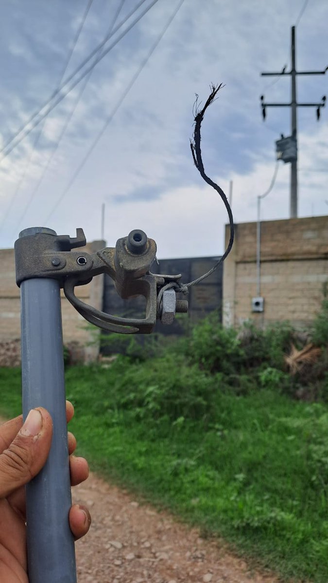 jmgingenieria's tweet photo. En el temporal de lluvias es más común presentar falla, por lo cual operan los fusibles o comúnmente se dice "se cayó una cuchilla".
 Te ayudamos con el restablecimiento y la revisión

#cuchillas 
#secayolacuchilla 
#fusiblesmediatension
#jmg_ingenieria 
#subestacionparticular https://t.co/gcDnFM04yD