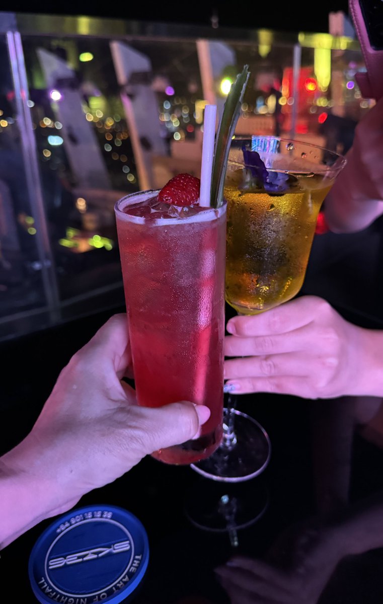 ruineko73's tweet photo. 偶然同時期に滞在してた方と乾杯🥂
#sky36
https://t.co/Rla6bCNYVr https://t.co/7sUgiO6Hgl