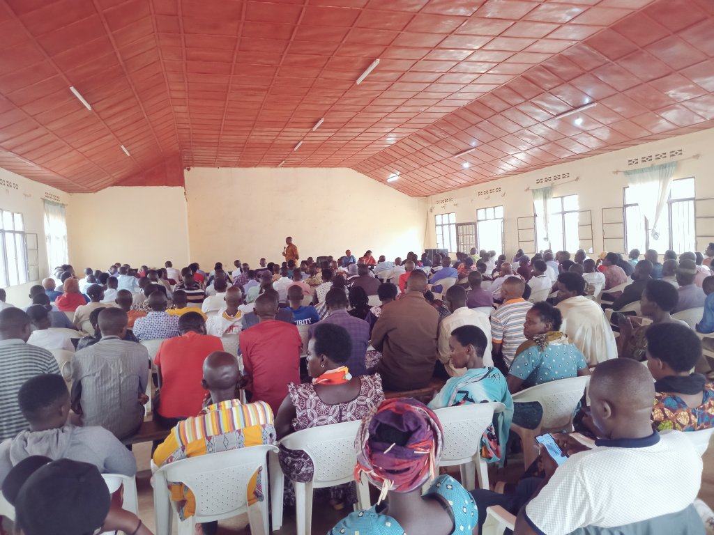 Rwempash_Sector's tweet photo. Muri iyi nama abitabiriye bahawe umwanya wo gusobanuza byimbitse no kubaza ibibazo bafite kukijyanye n'ubwizigame bwigihe kirerekire bwa Ejo Heza https://t.co/n1IVeLc9Kr