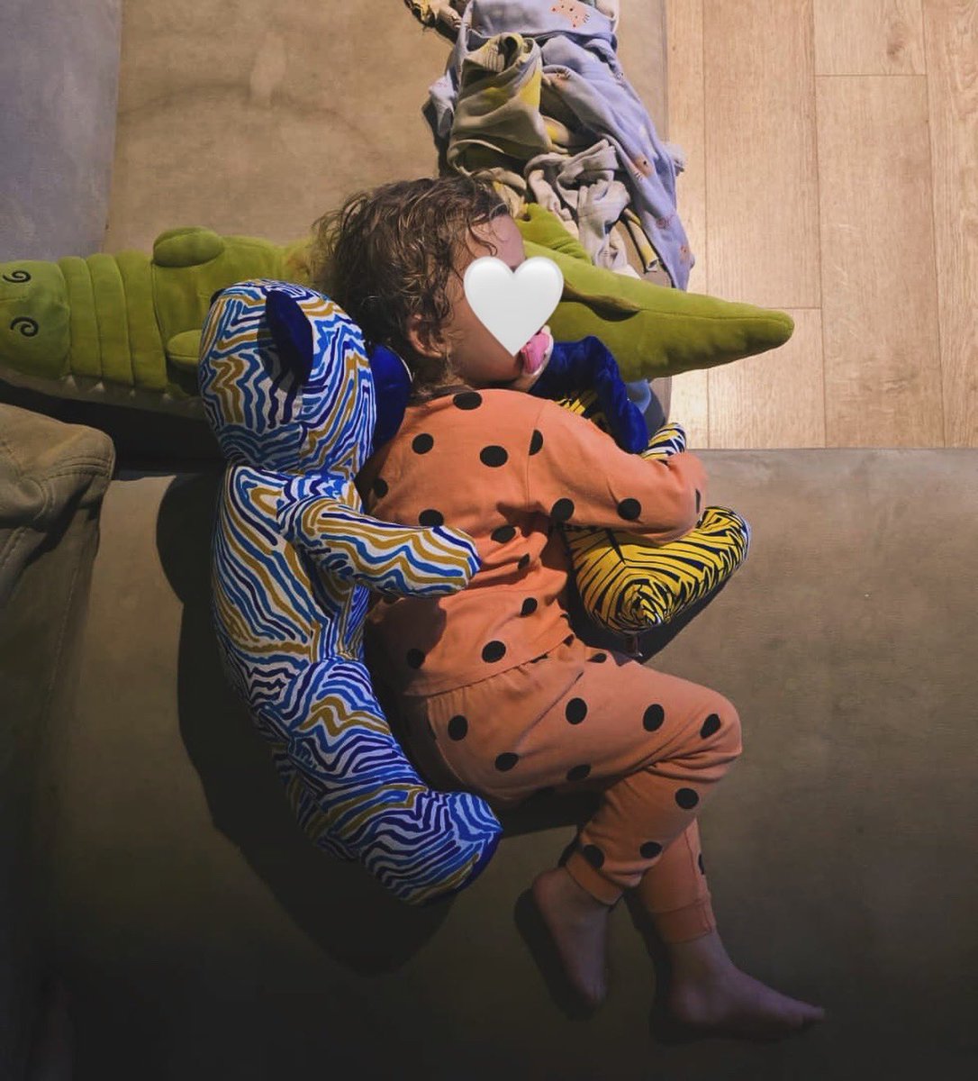 doudasmonami's tweet photo. ����🐻 “Partout où je vais, mes doudous me suivent !” 🐻👧

La petite ne se sépare jamais de ses compagnons préférés : ses peluches #Doudas ! Qu’elle soit en train de se reposer sur le canapé ou dans la cuisine, ses doudous sont toujours là pour l’accompagner. 🐾 https://t.co/VHjzo4M1Rx