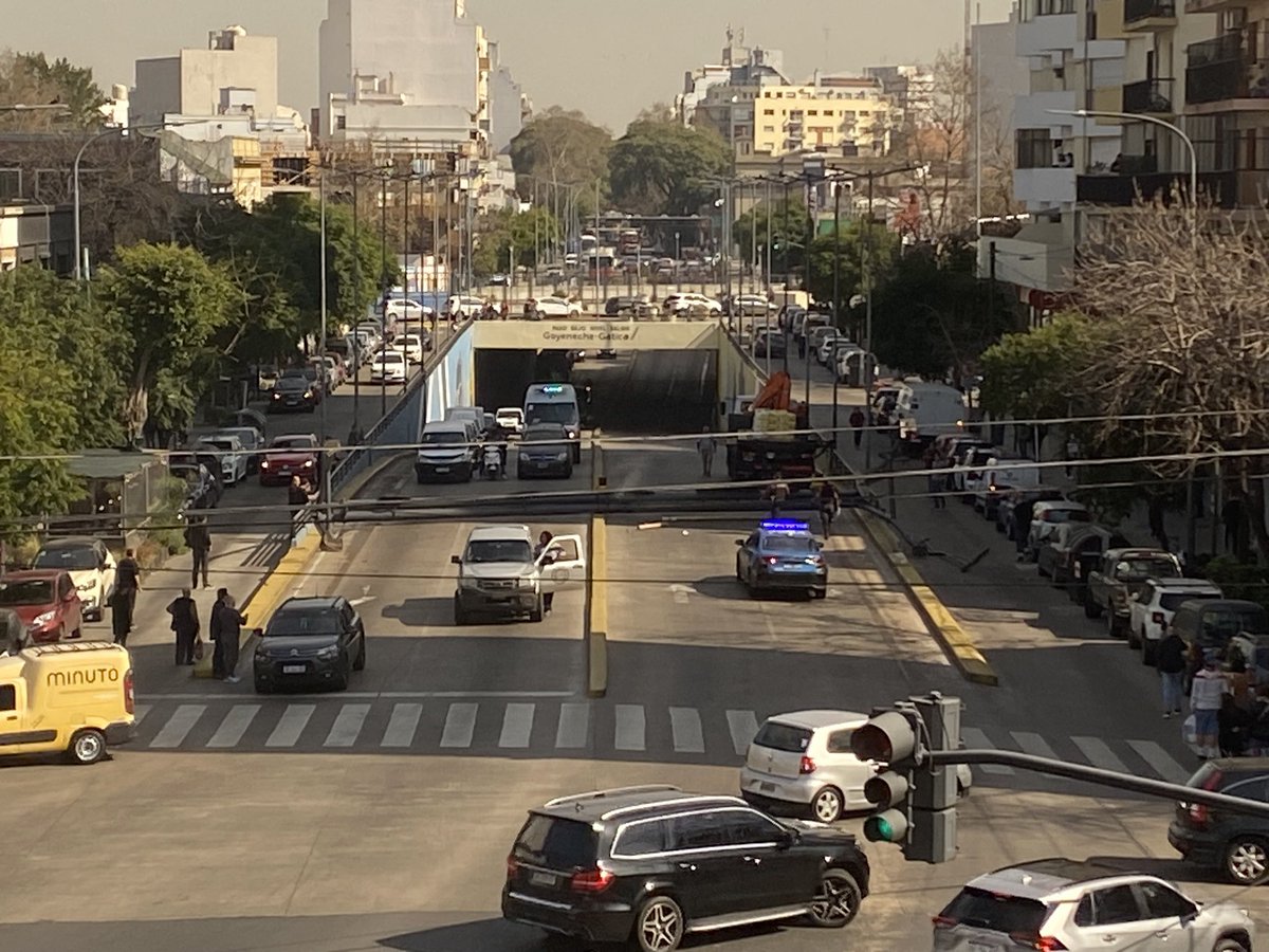 debeserfox's tweet photo. @saavedraonline se cayó el cartel del tunel de avenida Balbín. Un camión lo arrastró esta todo parado el tránsito https://t.co/5bnwUYUsDD