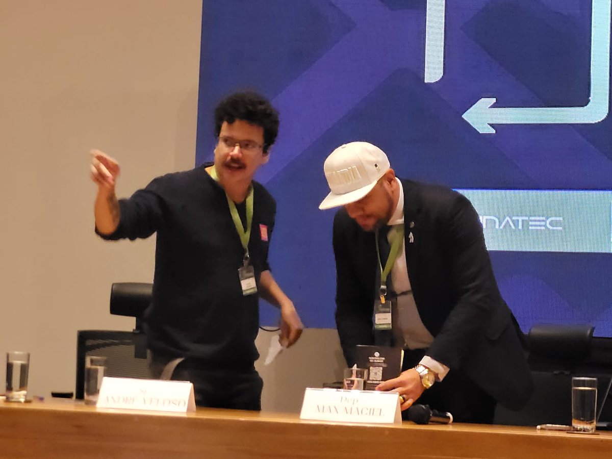 Ó eu aí com o deputado distrital <a href="/maxmacieldf/">Max Maciel 🧢</a> apontando onde que é a treta do transporte público.
Uma honra e grande responsa participar de uma mesa sobre tarifa zero com ele, e os deputados federais <a href="/erikakokay/">Erika Kokay</a> , <a href="/jilmartatto/">Jilmar Tatto</a> , <a href="/ReginaldoVeras/">Prof. Reginaldo Veras</a> e o Dep distrital <a href="/fabiofelixdf/">Fábio Felix 🏳️‍🌈</a> .