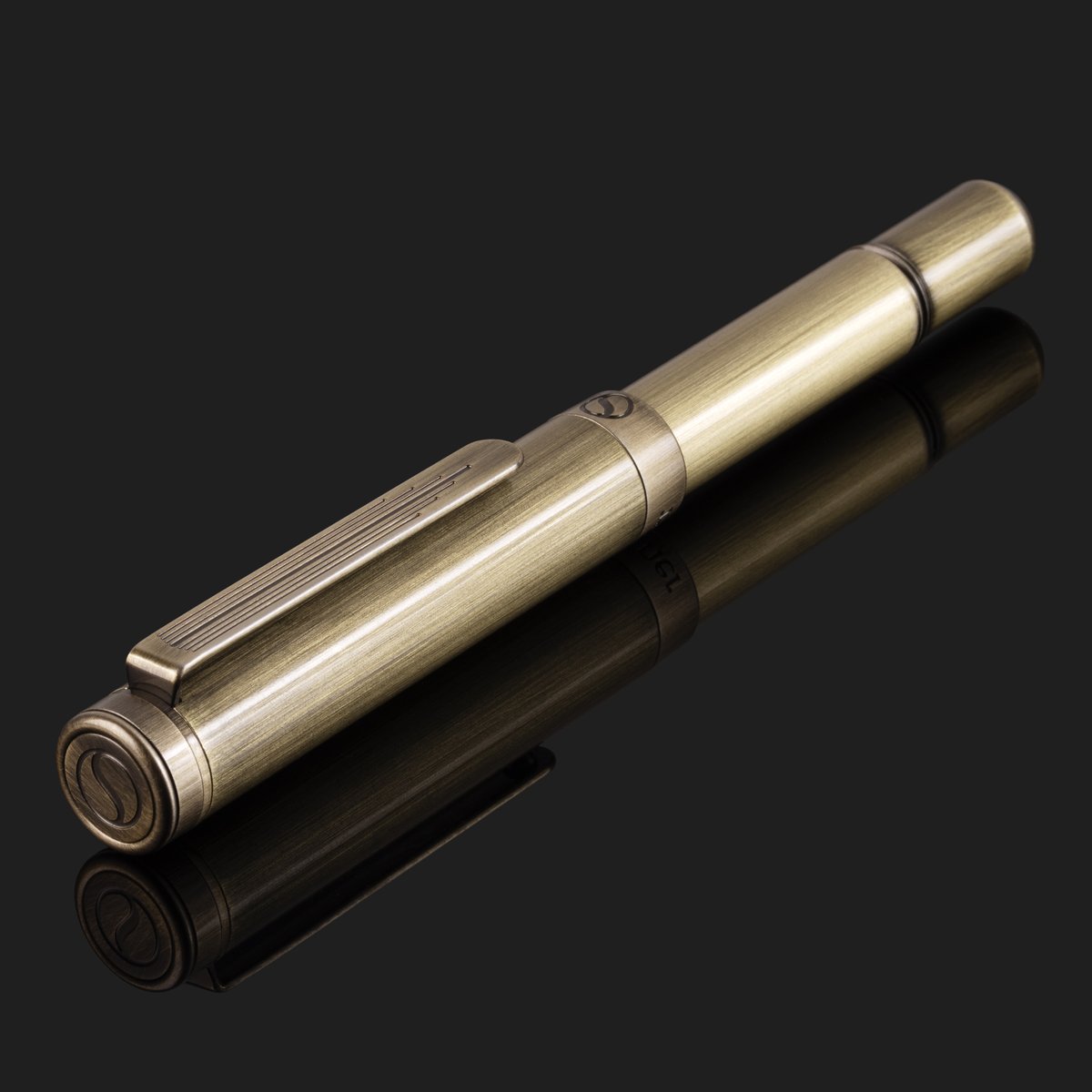scriveiner's tweet photo. The Beauty of Bronze✨

This EDC Rollerball Pen is a rugged luxury piece made of solid brass with a hand-brushed bronze finish.

Comes in a presentation box and an extra refill, making it the perfect gift.

#rollerball #RollerballPen #edcpen #writingcommunity #writinglife https://t.co/1DepnM2GON