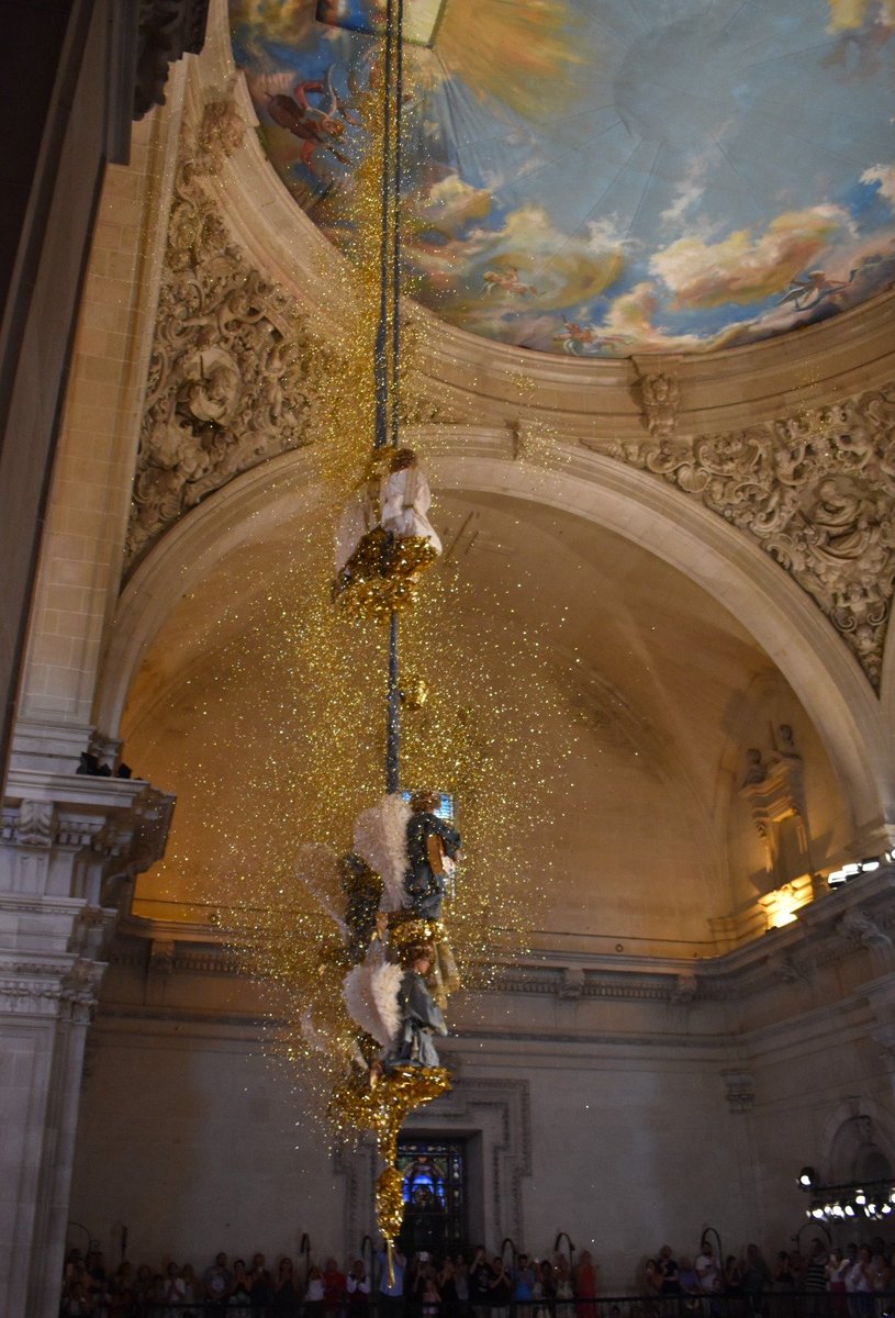 El dia de la Festa, quan coronen a la Maredeu en la Recèlica, des del Cel cau una plutja de "oropel". El iaio en conte de "oropel" deia "or i coral" probablement "or de coral". No sabia que era el "coral", ni jo tampoc.