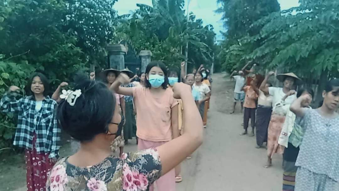 Kaungkhant004's tweet photo. In Yinmabin Township, "Raising Victory Flag, Shwe Yay Kyi Strike Column" protested and revolted against the military dictatorship.
#2024Aug15Coup
#LegalizationOfNUG
#WhatsHappeningInMyanmar https://t.co/jtO4mI5Pg8