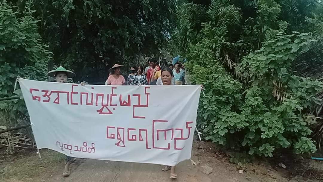 Kaungkhant004's tweet photo. In Yinmabin Township, "Raising Victory Flag, Shwe Yay Kyi Strike Column" protested and revolted against the military dictatorship.
#2024Aug15Coup
#LegalizationOfNUG
#WhatsHappeningInMyanmar https://t.co/jtO4mI5Pg8