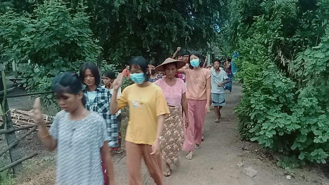 Kaungkhant004's tweet photo. In Yinmabin Township, "Raising Victory Flag, Shwe Yay Kyi Strike Column" protested and revolted against the military dictatorship.
#2024Aug15Coup
#LegalizationOfNUG
#WhatsHappeningInMyanmar https://t.co/jtO4mI5Pg8