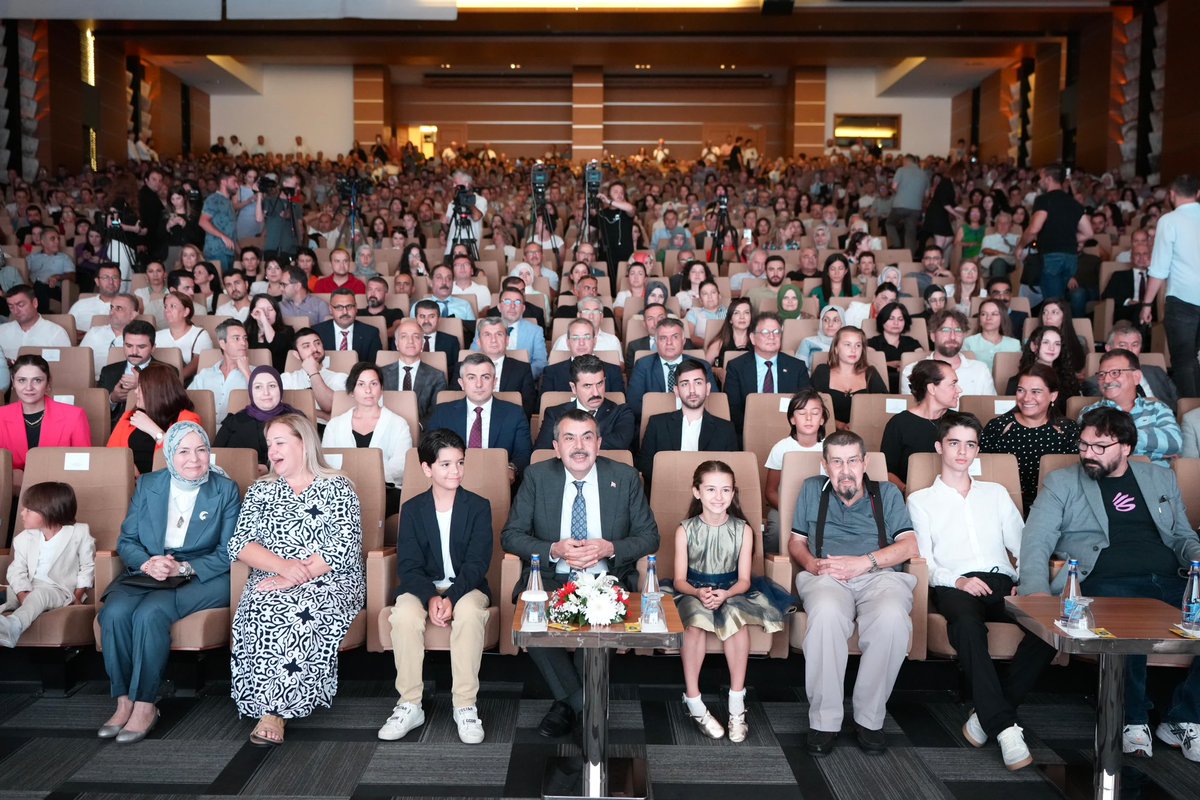 mebhbogm's tweet photo. Bakanımız Sayın Yusuf Tekin “Velivizyon" Platformu Tanıtım Toplantısına Katıldı. 
Projeyle; eğitimin önemli paydaşlarından biri olan velilerin okulla iş birliğinin artırılması ve bilinçlendirilmesi; ideal bir “okul-veli-çocuk” iş birliğinin sağlanması hedeflenmektedir.
📍Ankara

#HayatBoyuYanınızdayız

@tcmeb 
@Yusuf__Tekin
@CelileErenOKTEN
@cengizmete