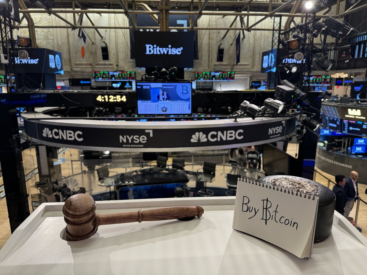 BitcoinMagazine's tweet photo. #Bitcoin is taking over Wall Street 🚀 https://t.co/s9yOUGRcfi