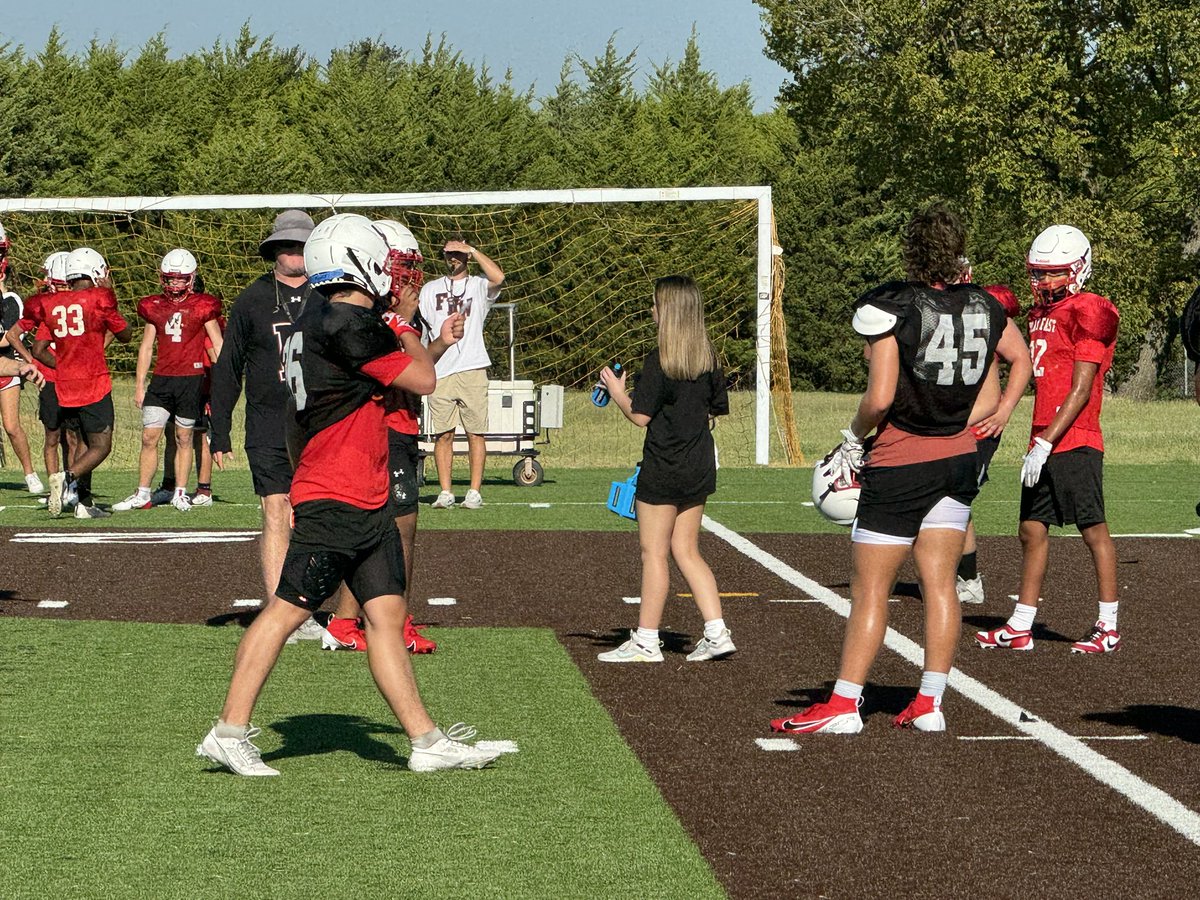 HeathHawksFBBC's tweet photo. ❤️Student Trainer Appreciation Post❤️ Thank you to our hardworking student trainers and athletic training staff who take such great care of our athletes. Thank you for keeping them hydrated, fed, protected, and healthy so that they can perform their best. @HeathHawksFb https://t.co/JhdLhpRIkg