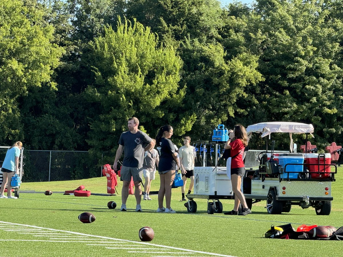 HeathHawksFBBC's tweet photo. ❤️Student Trainer Appreciation Post❤️ Thank you to our hardworking student trainers and athletic training staff who take such great care of our athletes. Thank you for keeping them hydrated, fed, protected, and healthy so that they can perform their best. @HeathHawksFb https://t.co/JhdLhpRIkg