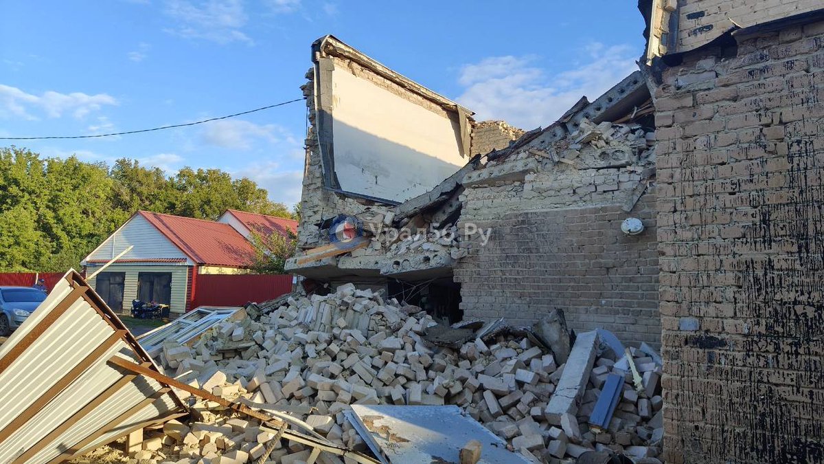 LXSummer1's tweet photo. Orenburg region, Russia ❗ 
🚂 Shit's derailed YO! 
Some more footage 🎦
Freight train cars derailed today, for some unknown reason, the cars drove onto a siding, reached a dead end, and then made their way along the dirt. The first car was stopped by a two-story building. https://t.co/aAbHmAmjgP