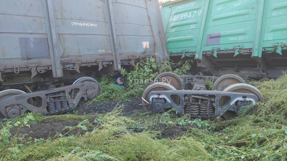 LXSummer1's tweet photo. Orenburg region, Russia ❗ 
🚂 Shit's derailed YO! 
Some more footage 🎦
Freight train cars derailed today, for some unknown reason, the cars drove onto a siding, reached a dead end, and then made their way along the dirt. The first car was stopped by a two-story building. https://t.co/aAbHmAmjgP