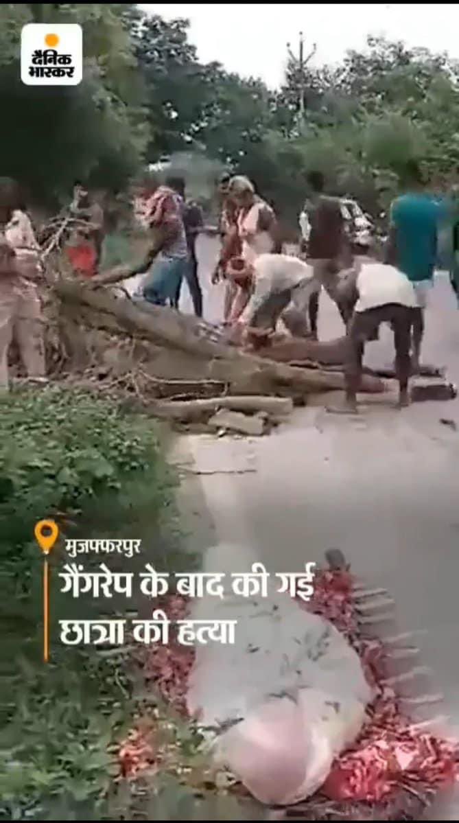 pushprajyadav97's tweet photo. बिहार की चौदह बरस की बच्ची को उसके परिजनों के सामने से जबरन अपहृत कर सामूहिक बलात्कार कर उसके यौनांगों को धारदार हथियारों से छत विच्छत करके उसकी हत्या करने वालों में से इन पंक्तियों के लिखे जाने तक एक भी पकड़ा नहीं जा सका है।इस बच्ची के साथ भी यह बर्बरता लगभग उसी समय हुई जब कलकत्ता में महिला डाक्टर के साथ वह सब हुआ जिससे देश उद्वेलित है….

बिहार की बच्ची दलित समुदाय से ताल्लुक़ रखती थी। जिन पर हम अनवरत तरह-तरह के अत्याचारों की खबरें पढ़ते हुए मुँह फेरते रहते हैं, इस घटना पर भी हमारी सामूहिक चुप्पी कुछ वैसी ही है । वैसे भी चूँकि बिहार में इस समय बीजेपी की साझा सरकार है इसलिए न तो मीडिया न न्यायालय और न समाज, किसी में कोई बेचैनी होने की ज़रूरत दरकार ही नहीं है!
ऐसा पक्षपाती रवैया हम कैसे अख़्तियार कर लेते हैं कि हम सामुदायिक आक्रोश भी दलीय / धार्मिक/ जातीय/ आर्थिक आधार पर व्यक्त करते हैं?