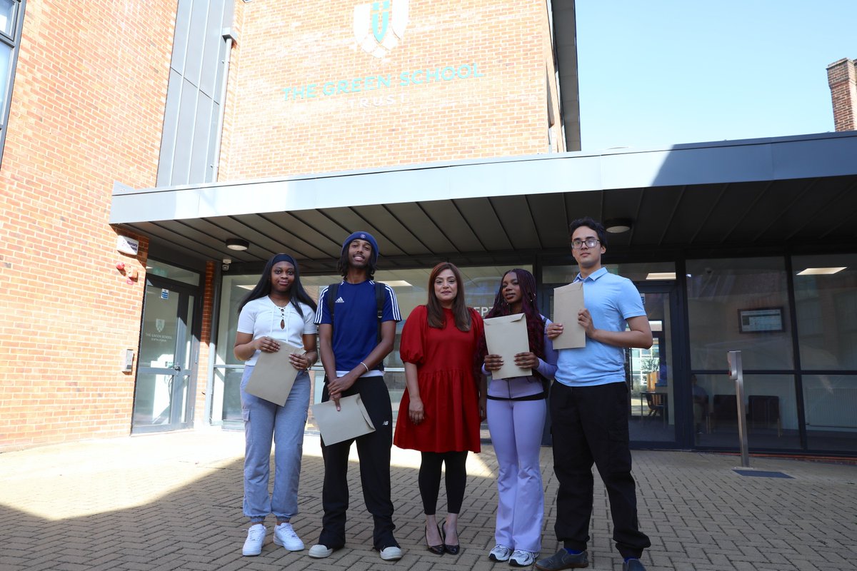 Well done to #Hounslow students for their success in #ALevel, #BTEC and #TLevel. Cabinet Member for Education, Children, Skills, and Employment <a href="/Cllrsamiach/">Samia Chaudhary</a> and Deputy Leader of the Council <a href="/cllrtombruce/">Tom Bruce</a> congratulated students <a href="/TGS_Girls/">The Green School for Girls</a> <a href="/theheathlandsch/">The Heathland School</a> for their amazing work.