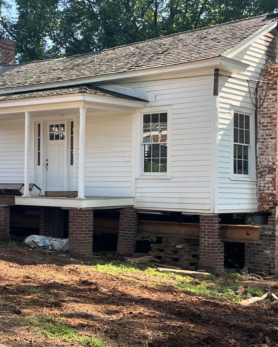 KMHMuseum's tweet photo. Progress today on the George Washington Cornwell House. The house has now been lowered onto the new brick footers. Stay tuned for more updates! https://t.co/c6SDkOcuyg