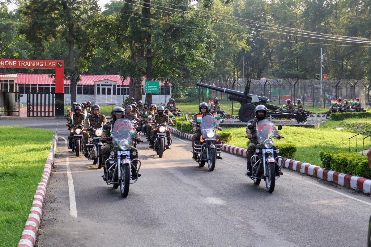 PRODefDehradun's tweet photo. मेरा देश ! मेरी शान !
The #Suryawarriors and Families of #GoldenKeyDivison celebrating the 78th Independence Day with pride and honour by carrying the #NationalFlag Bike Rally and march to honour our #FreedomFighters and gallant soldiers at #Dehradun.
#IndianArmy https://t.co/vqHR3IiATS