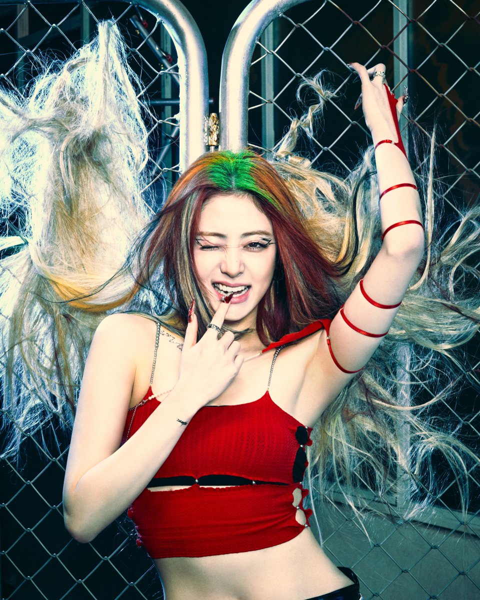 mewejm's tweet photo. 허윤진이라는 여자가 태어나서 음악을 사랑해서 르세라핌으로 데뷔를 해서 오늘날 이런 사진을 볼 수 있다는 거 얼마나 축복입니까 https://t.co/XhikjSagAd