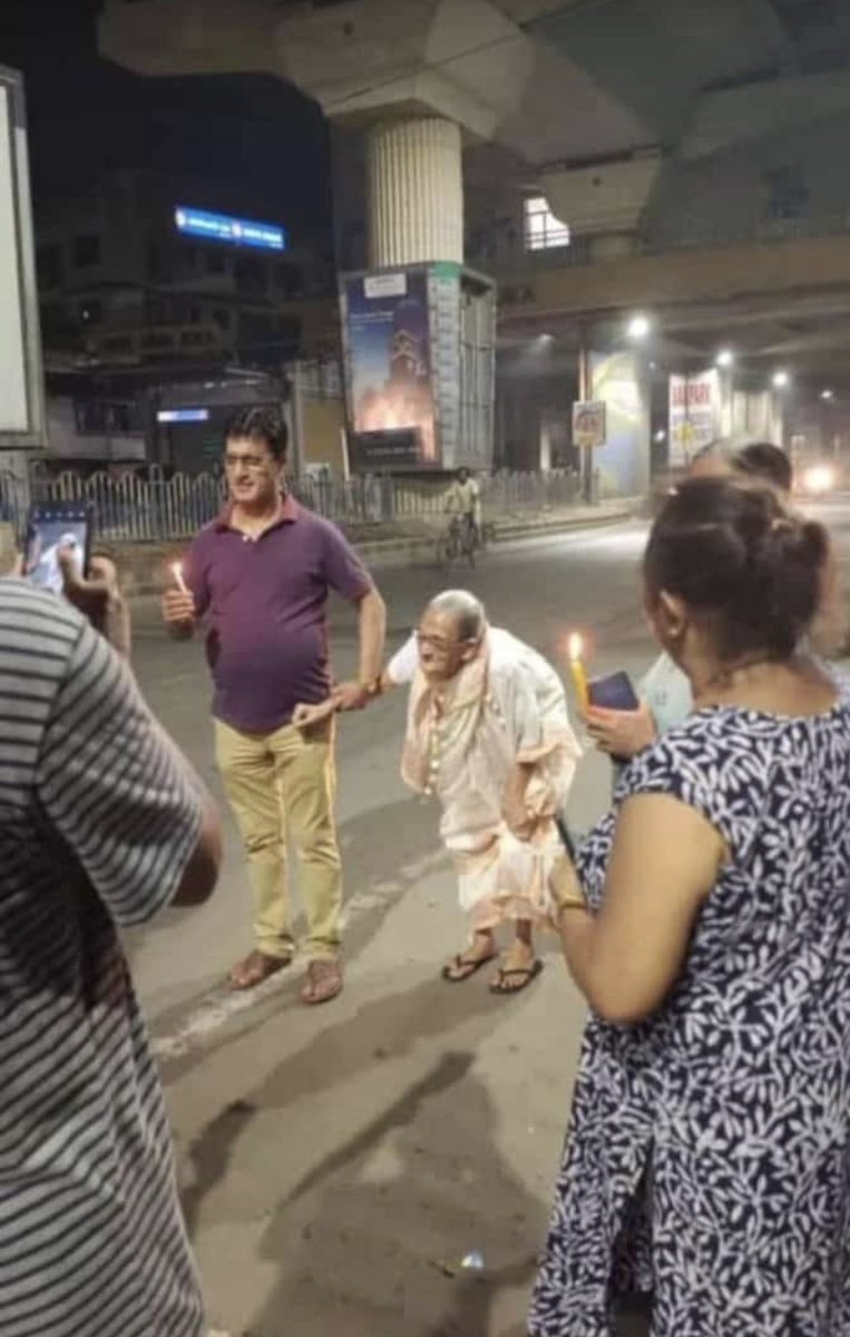 the_singtangpa's tweet photo. People of all ages, from a 4-year-old to an 80-year-old woman, came together to demand justice for a fellow woman who was brutally raped and murdered at her workplace. 

This is true unity in action.

#justiceformoumitadebnath #KolkataDoctor https://t.co/hK3ySnG3va