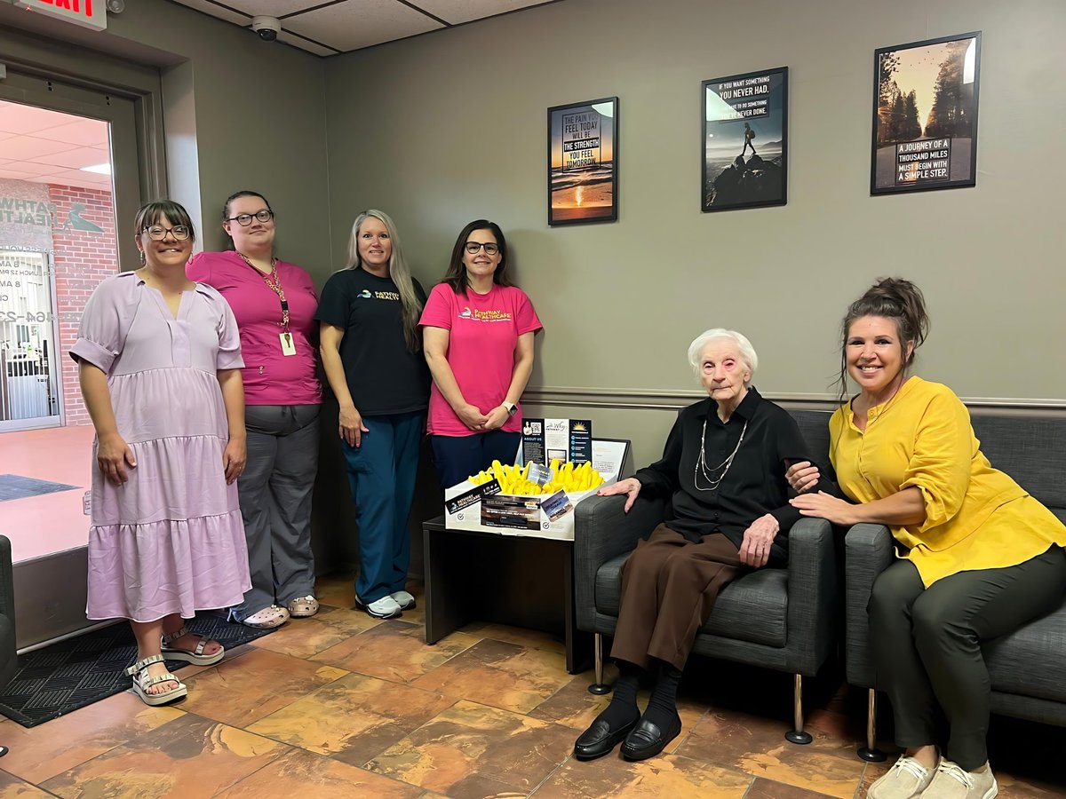 PathwayCenters's tweet photo. Thank you to Misty Pitts for generously donating fresh garden squash to the Limestone Lodge! Maebell Whitt graciously received the donation presented by Robin James before meeting the rest of our team in Athens. #CommunitySupport #AthensAlabama https://t.co/cbd0e7SMJb