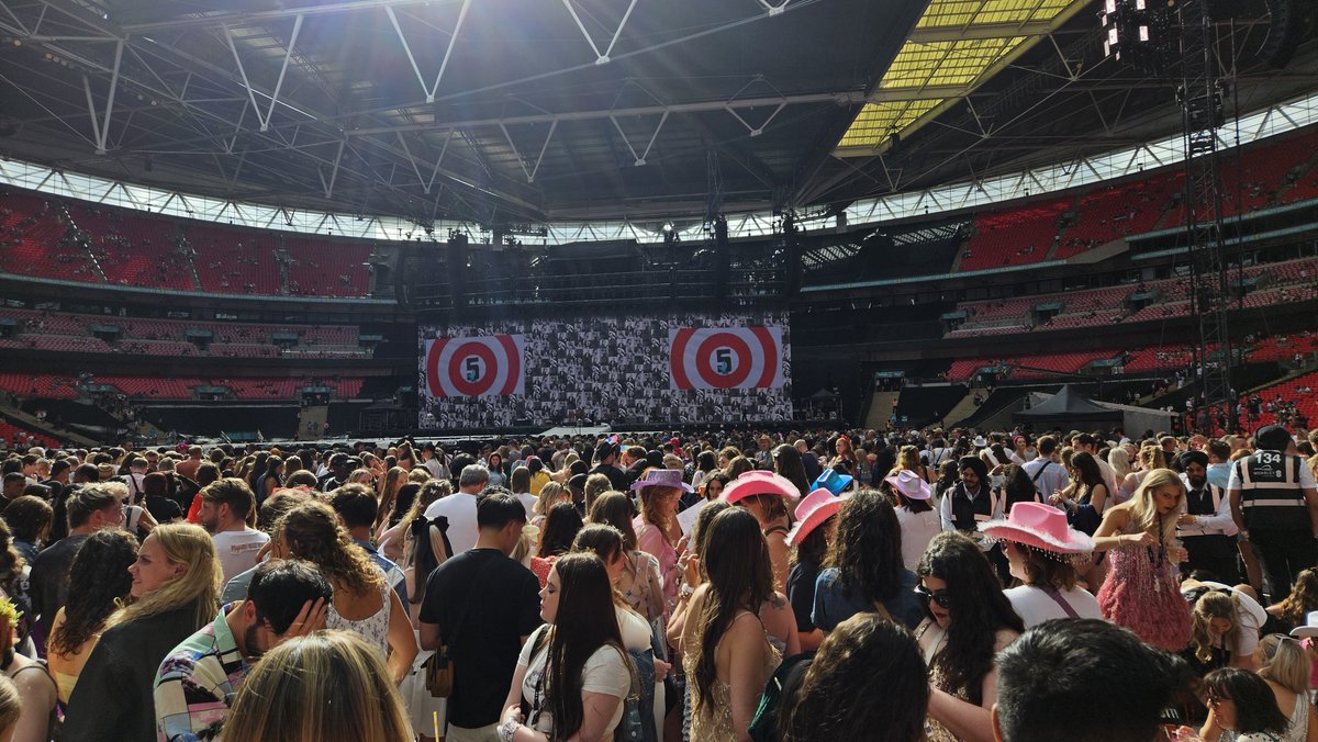 We're here!! #TSTheErasTourLondon