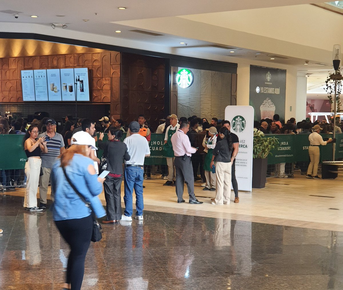 seb_trs's tweet photo. Si supieran que el café de Starbucks es una mierda no harían tanta fila en el Scala. https://t.co/AD5J6Q0iST