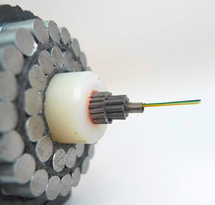 EnsedeCiencia's tweet photo. Así es la estructura de un cable submarino que provee de Internet. https://t.co/uPgP2M42IL