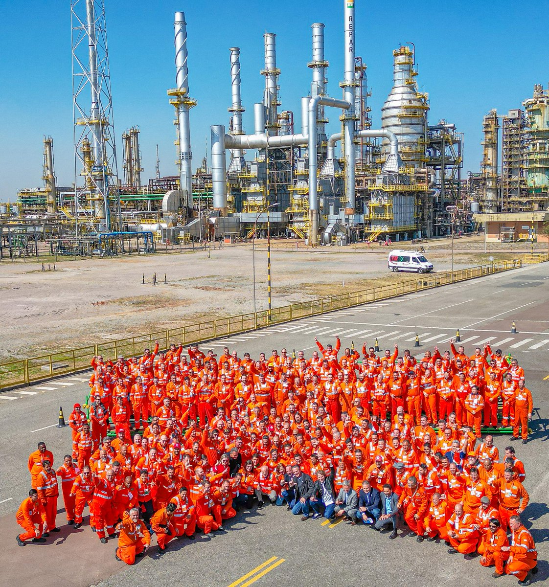 LulaOficial's tweet photo. Encontrando com os trabalhadores readmitidos pela Fábrica de Fertilizantes Araucária Nitrogenados, no Paraná, parada por 4 anos. Emocionante reencontrar esses profissionais que recuperaram seus empregos.

📸@ricardostuckert https://t.co/IZdhkuaitj
