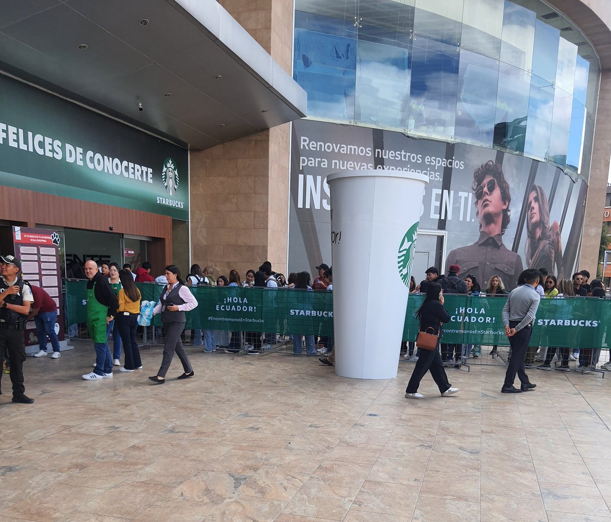 seb_trs's tweet photo. Si supieran que el café de Starbucks es una mierda no harían tanta fila en el Scala. https://t.co/AD5J6Q0iST