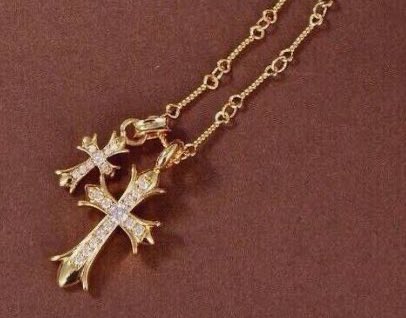jeuniverse__'s tweet photo. how can I missed this.. Jeno also have the chrome hearts necklace in silver.. but he only wear single cross 🙂🙃 https://t.co/VHTFj7huQx
