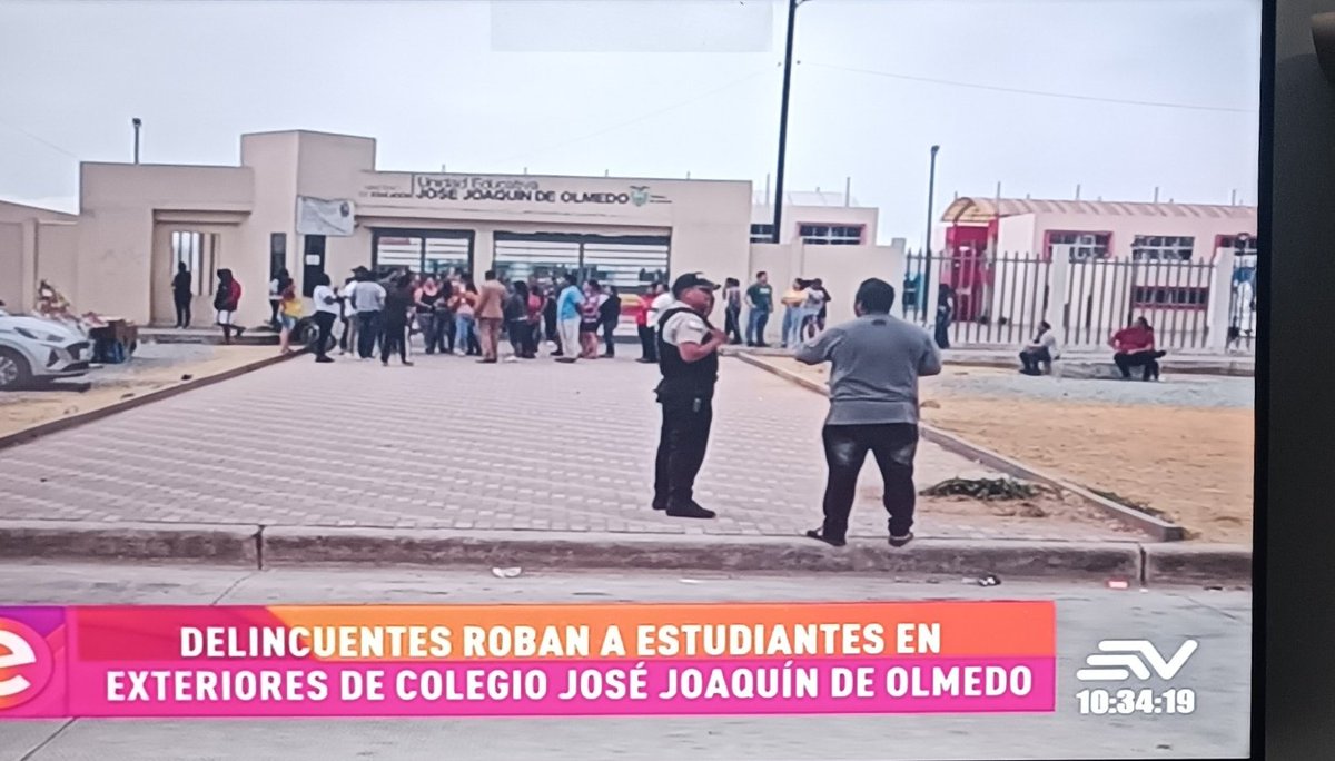 EcuamiVoz's tweet photo. En #Ecuador la inseguridad cada vez es más insostenible. El presidente @DanielNoboaOk asegura que es mentira, que es gente mal intensionada que buscan dañar "Su Gobierno" por otra parte, se aprobó el uso de armas en ecuador. Legalización del crimen? @ONU_es https://t.co/FcqEN3KzeG